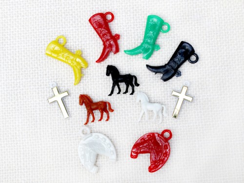 馬のパーツとウェスタンブーツ・十字架のプラスチックチャームセット