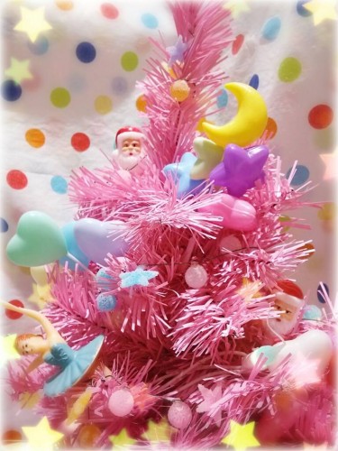 ピンククリスマスツリー　ヒカリエ　ひょっこりサンタ