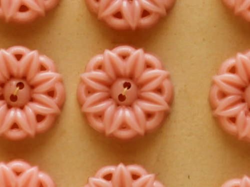 お花モチーフの透かしボタン ベビーピンク イギリスアンティーク