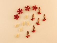 小さな赤い実とお花のビーズセット
