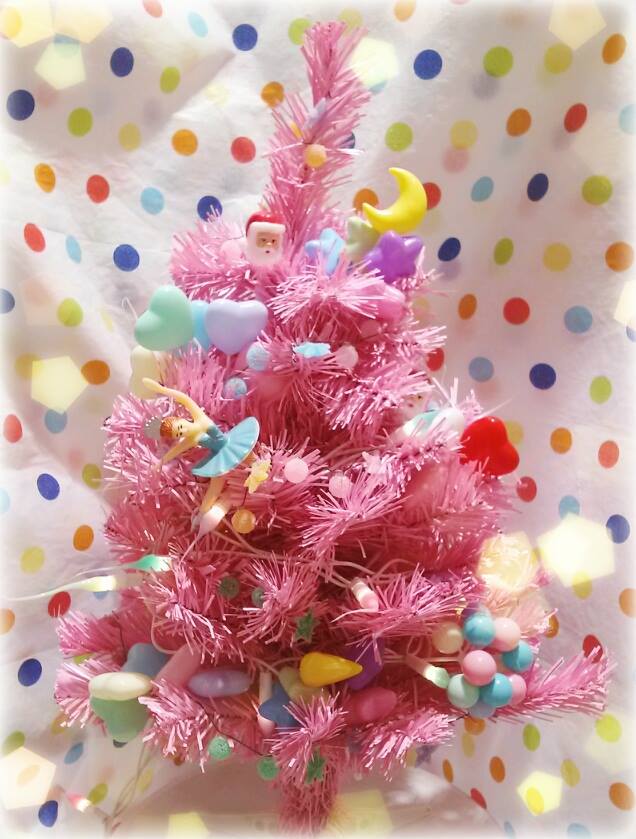 ピンクのクリスマスツリーをケーキトッパーでクリスマス飾り