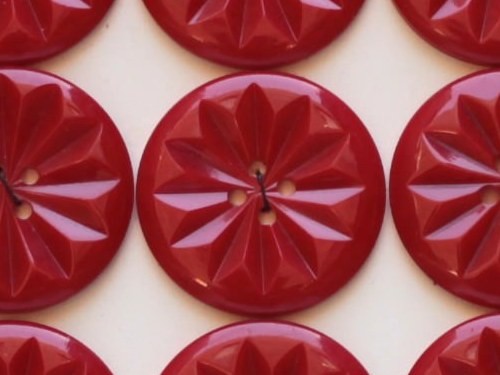 花模様の刻みボタン 鮮やかな赤 アンティークイギリス