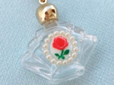 香水瓶のネックレス クリア 薔薇のカメオ付 ヴィンテージDeco