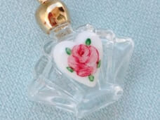 香水瓶のネックレス クリア 赤い薔薇 ヴィンテージdeco