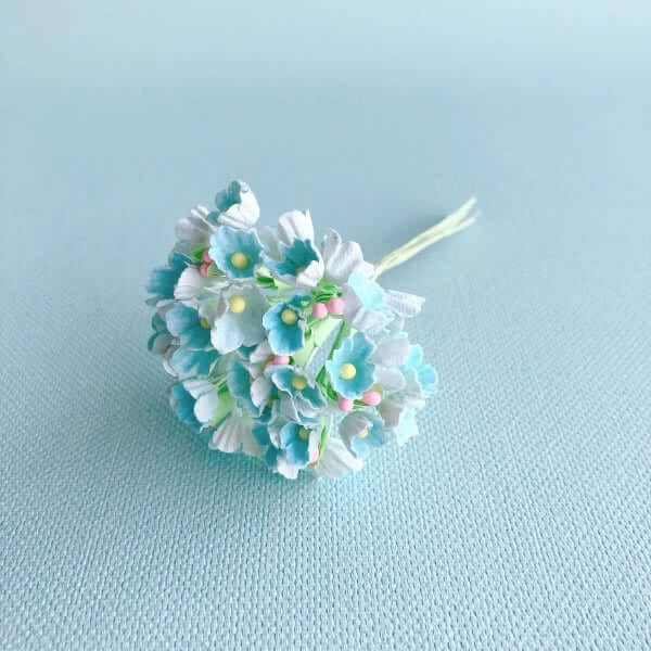 小花のブーケ 淡いブルーの造花